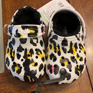 Crocs Dual comfort babies/toddler C6 clogs with faux fur NWT